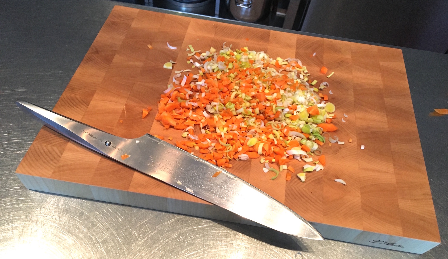 Ecco il tagliere d'acero endgrain in cucina, con un soffritto appena tagliato.
