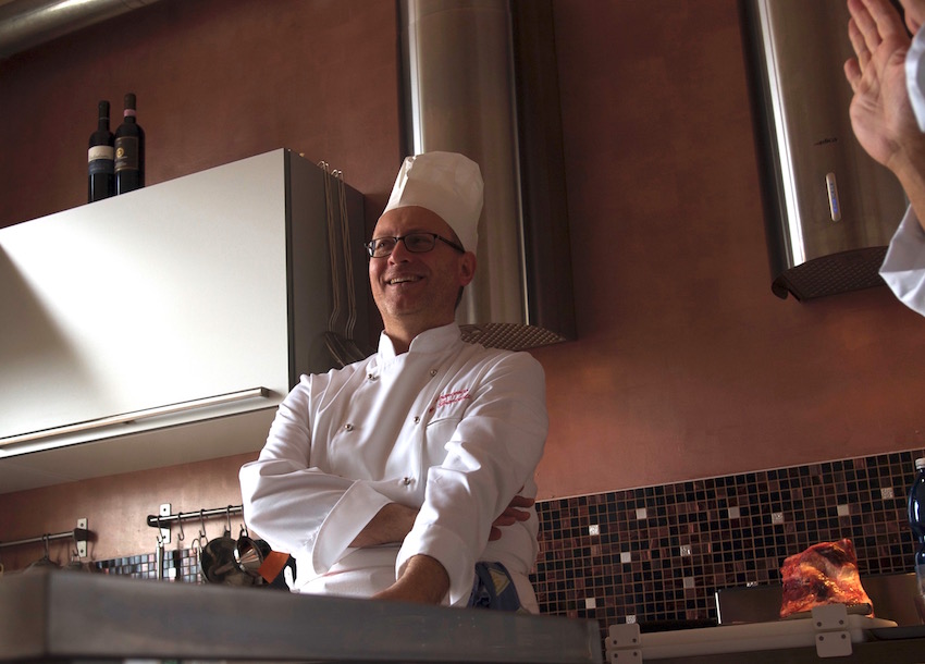 Una serie di corsi di cucina tenuti a distanza dall'executive chef Francesco de Francesco.