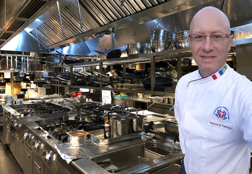 L'executive chef Francesco de Francesco, docente del corso di cucina amatoriale personalizzato.