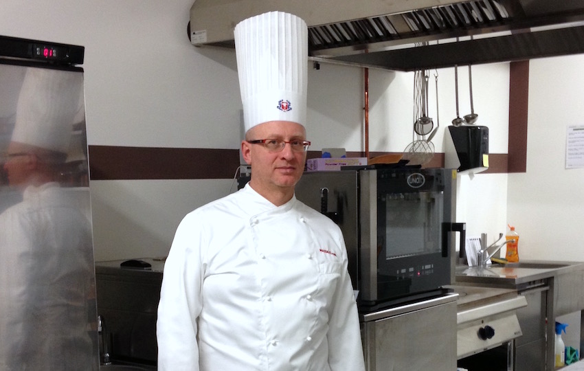 Eccomi, l'executive chef Francesco de Francesco, in una delle cucine professionali in cui ho lavorato.