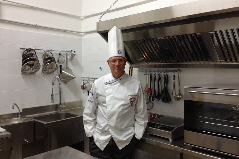 Una foto dell’Executive Chef Francesco de Francesco, durante una pausa di un corso di cucina professionale a Lecce.