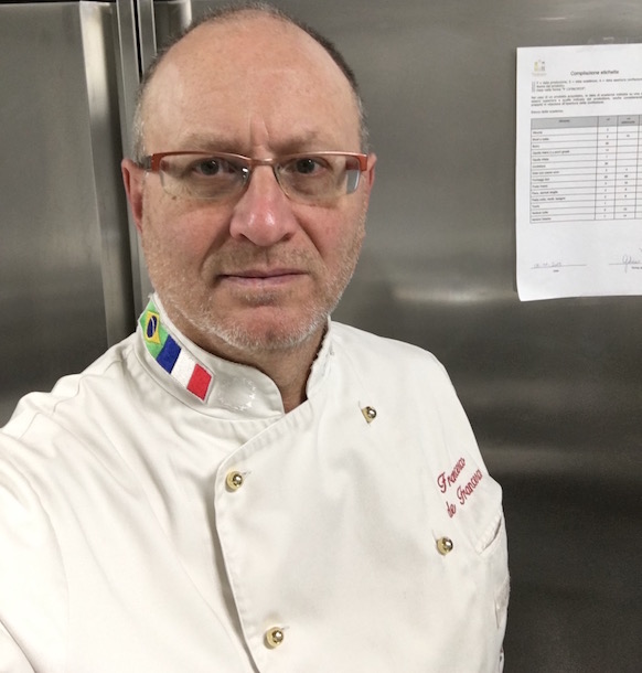 L'executive chef Francesco de Francesco presso il ristorante vegetariano a Volterra.