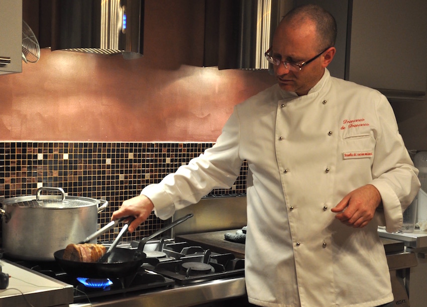 L'executive chef Francesco de Francesco, mentre rosola un arrosto sulla padella di ferro, durante un corso di cucina classica.
