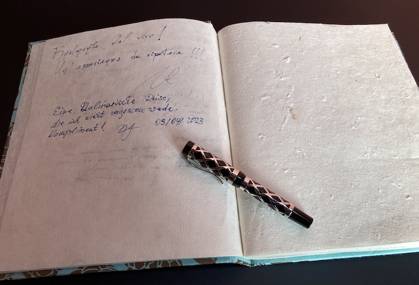 Un guest book dove i clienti scriveranno i loro apprezzamenti per essere stati nel tuo ristorante, dopo queste consulenze.