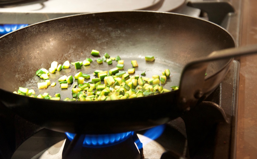 La padella di ferro, strumento indispensabile per gli appassionati di cucina vegetariana o vegana.