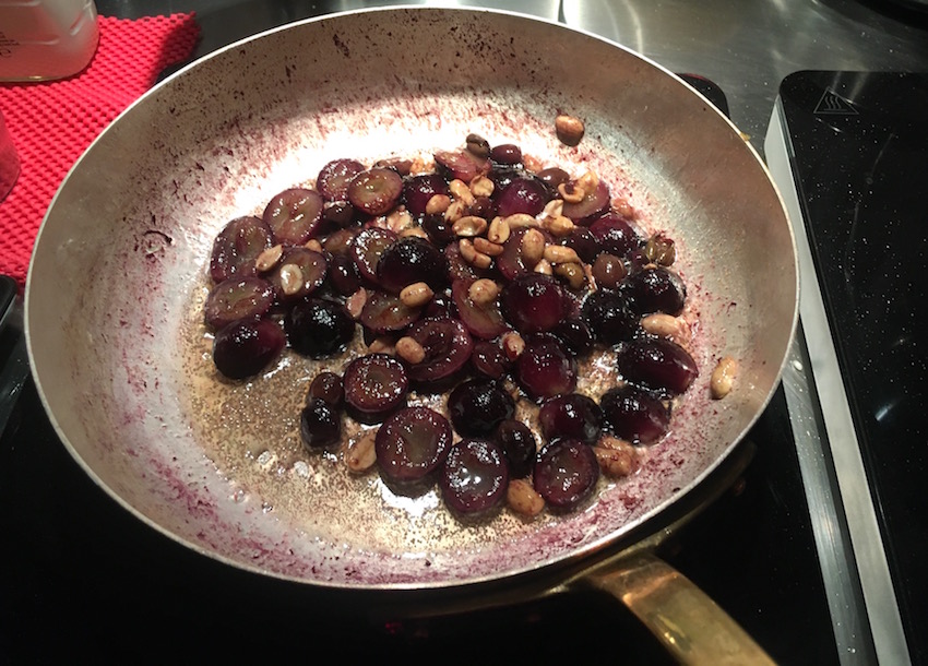 Una preparazione creativa a base di uva e arachidi, impegna l'argento della padella.