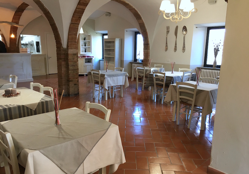 La sala del ristorante vegetariano Pastinaca a Volterra.