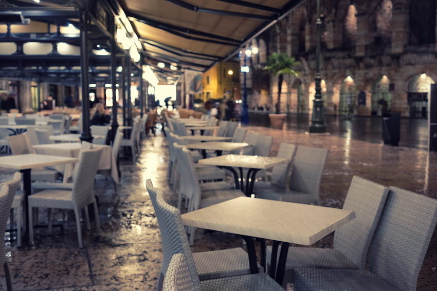 Veduta di ristoranti vuoti in una città italiana, Verona.