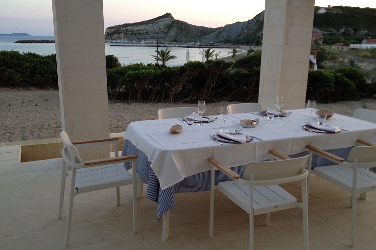 Un tavolo esterno del ristorante Acantha, su un’isola della Grecia.